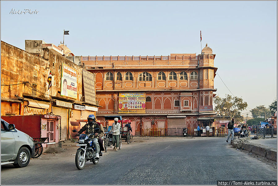 По городу мы ехали где-то минут пятнадцать — он не очень большой...
* Джайпур, Индия