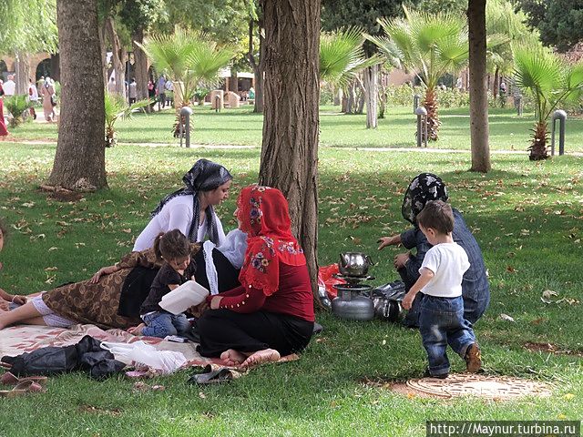 Семейный  отдых недалеко от мечети. Повсюду со своим самоваром. Шанлыурфа, Турция