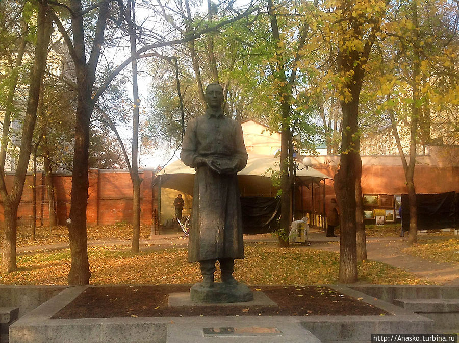 Памятник Григорию Сковороде — украинскому поэту и философу, который написал 