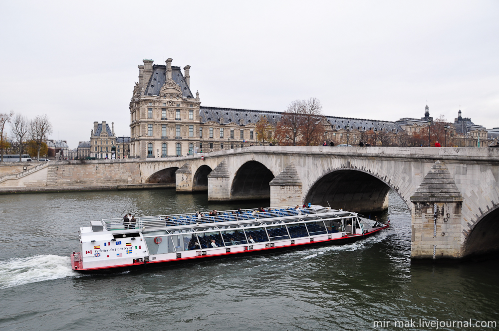 Вот проплывает прогулочный катер под мостом Руаяль (Королевский мост) — мост между павильоном Флора на правом берегу и Парижским Банком на левом берегу Сены. Это третий по возрасту мост в Париже. В восемнадцатом веке он был очень популярным местом, здесь проводили различные праздники и торжества. Париж, Франция