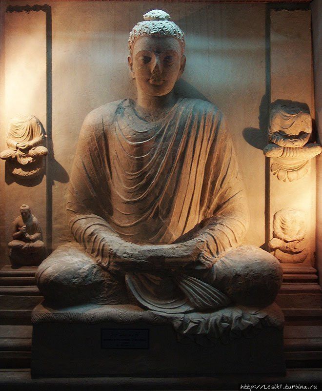 Фигурку приблизительного такого Будды, но размером с ладошку, можно приобрести себе на память в Таксиле.  (фото из интернета — в музее Таксилы) Таксила, Пакистан