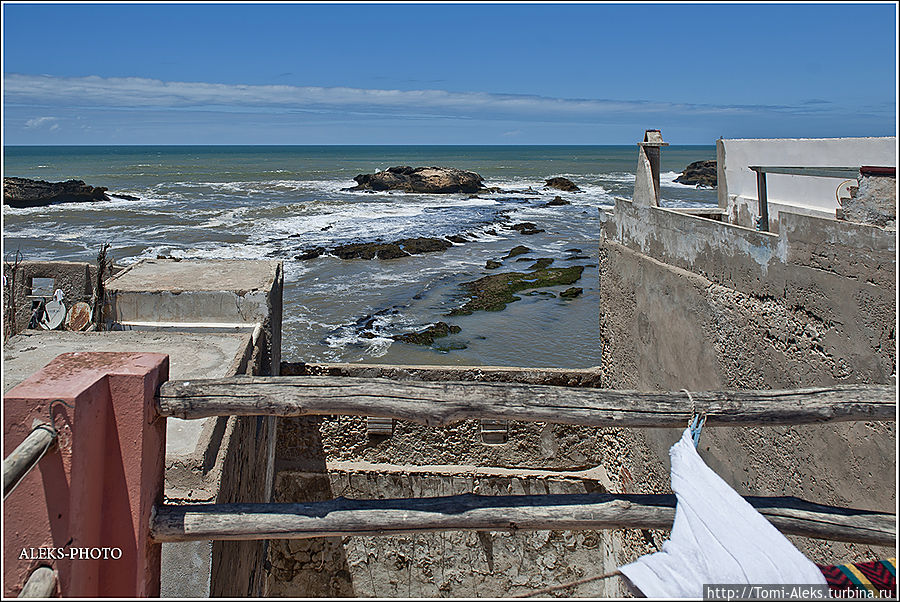 Со стороны океана всегда дует сильный ветер. Поэтому неудивительно, что большинство домов такие обшарпанные...
*