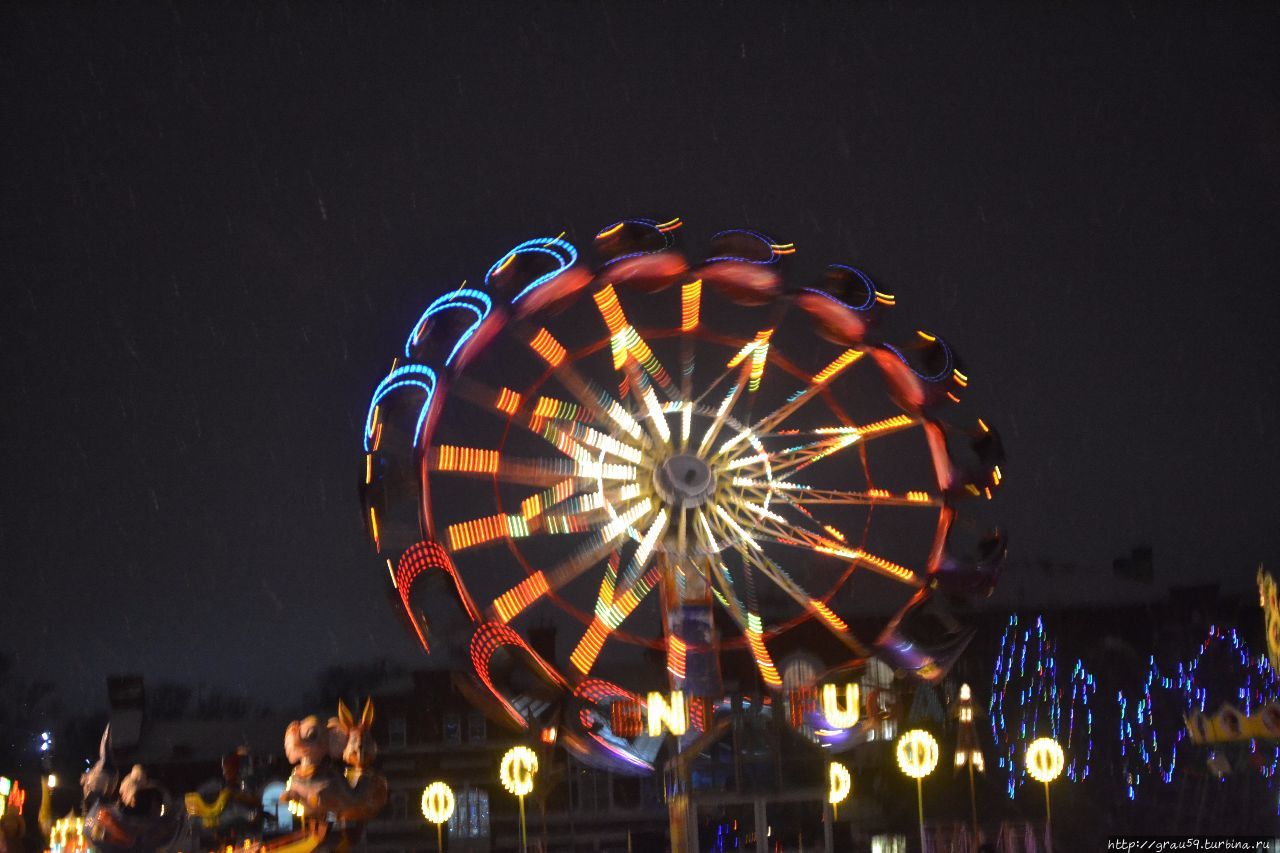 Город в предновогодней суете: Дед-Морозы, ёлки и яркие огни Саратов, Россия