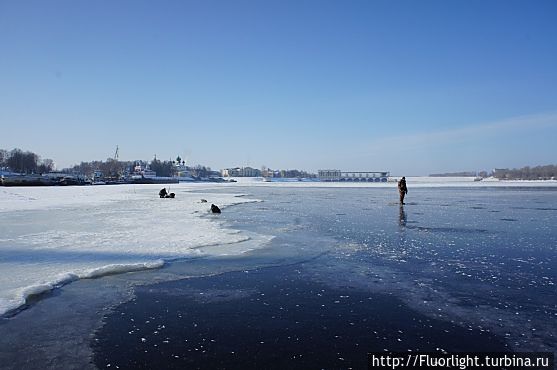 Тонкий лед на Волге Углич, Россия