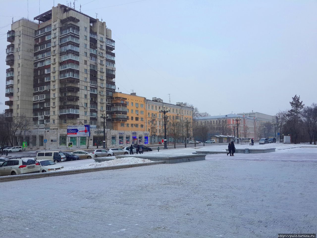 Улица Карла Маркса около театра музыкальной комедии в чуть-чуть снежном обрамлении Хабаровск, Россия