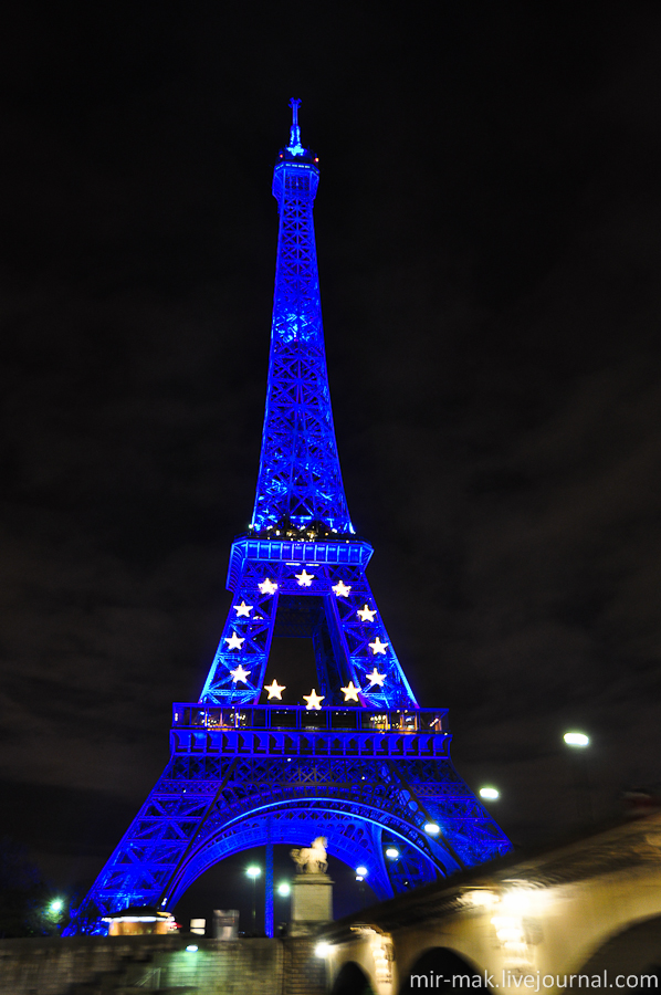 Двенадцать желтых пятиконечных звезд и синий фон отождествляют не что иное, как флаг Европейского Союза. Париж, Франция