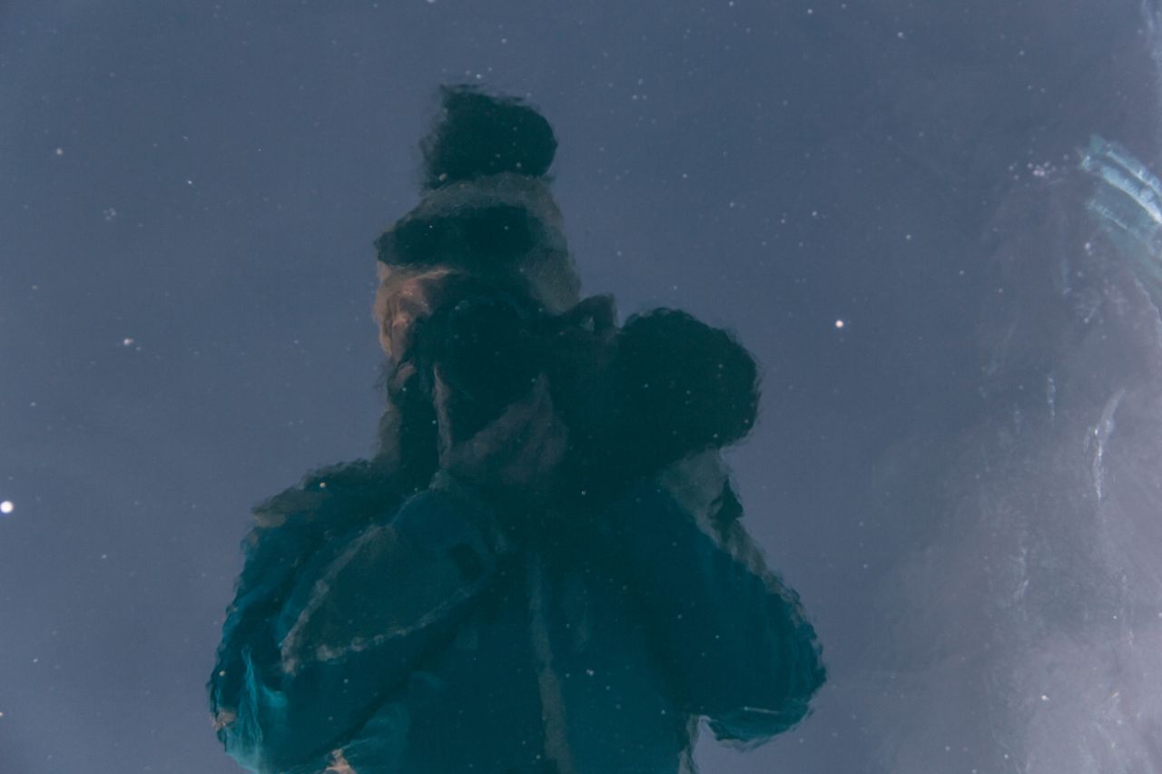 снимаем и позируем на Байкале. Отражение в байкальском льду озеро Байкал, Россия