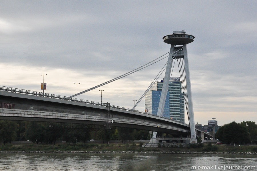 А это – братиславский Новый мост, с рестораном «UFO» и смотровой площадкой – «летающей тарелкой», находящейся в его опоре. Жаль, не хватило времени ее посетить, там открывается отличный вид на Старый город и Братиславский Град. Братислава, Словакия