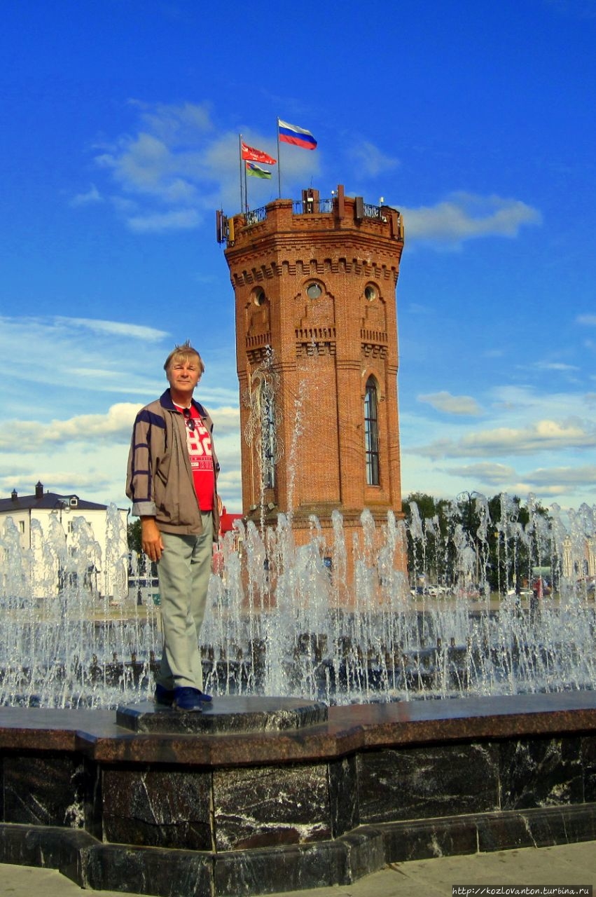 Фонтан и водонапорная башня в центре Красной площади. Тобольск, Россия