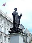 Памятник сэру Альфреду Льюису Джонсу — судостроителю и общественному благодетелю.
В верхней части мемориала женская фигура — аллегория Ливерпуля, с короной и в плаще, украшенном геральдическими символами города; в левой руке держит глобус с кораблем на нем.
