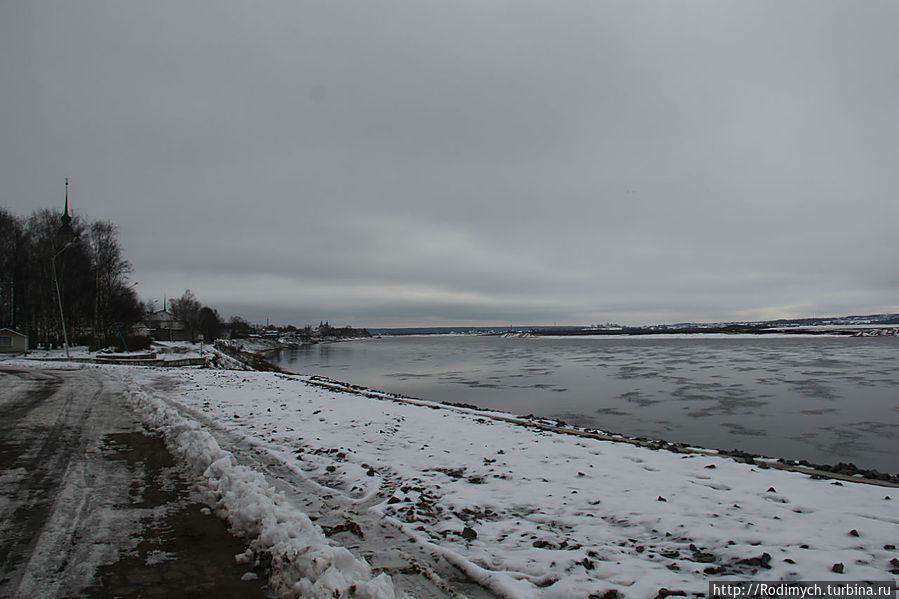 Вот там вдалеке сливаются Сухона и Юг и получается Северная Двина Великий Устюг, Россия