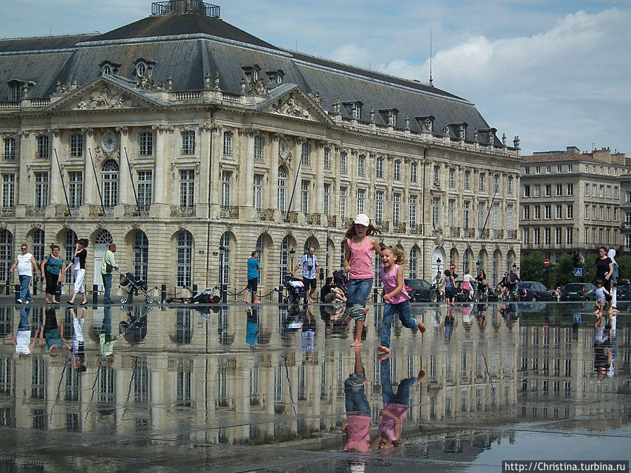 Удивительный фонтан в Бордо привлекает множество ребятни. Ведь так приколько бегать по огромной огромной луже босиком. Прямо в центре города и на глазах у множества наблюдающих зевак-туристов ))  А тут они тебя еще и фотографируют со всех сторон! Хорошо жить. А хорошо жить в Бордо — еще лучше.