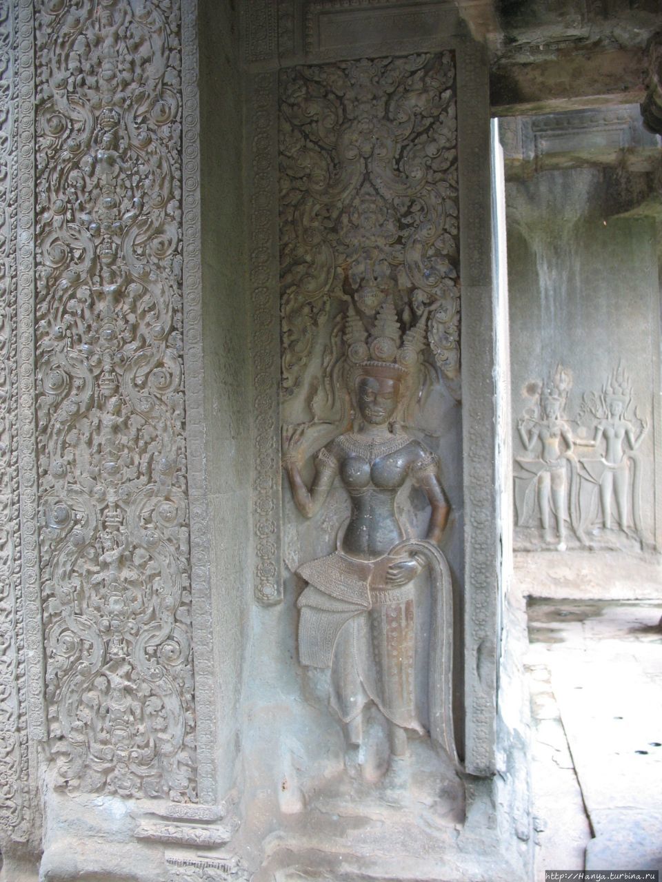 Ангкор Ват. Рельефная резьба небесных танцовщиц в портике главных входных ворот Ангкор (столица государства кхмеров), Камбоджа