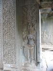 Ангкор Ват. Рельефная резьба небесных танцовщиц в портике главных входных ворот