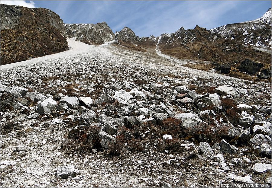Но когда мы подошли ближе, стало как-то не по себе. Сверху тянулись каменные ручейки, грозящие обвалом. Поэтому лучше поспешим перейти 