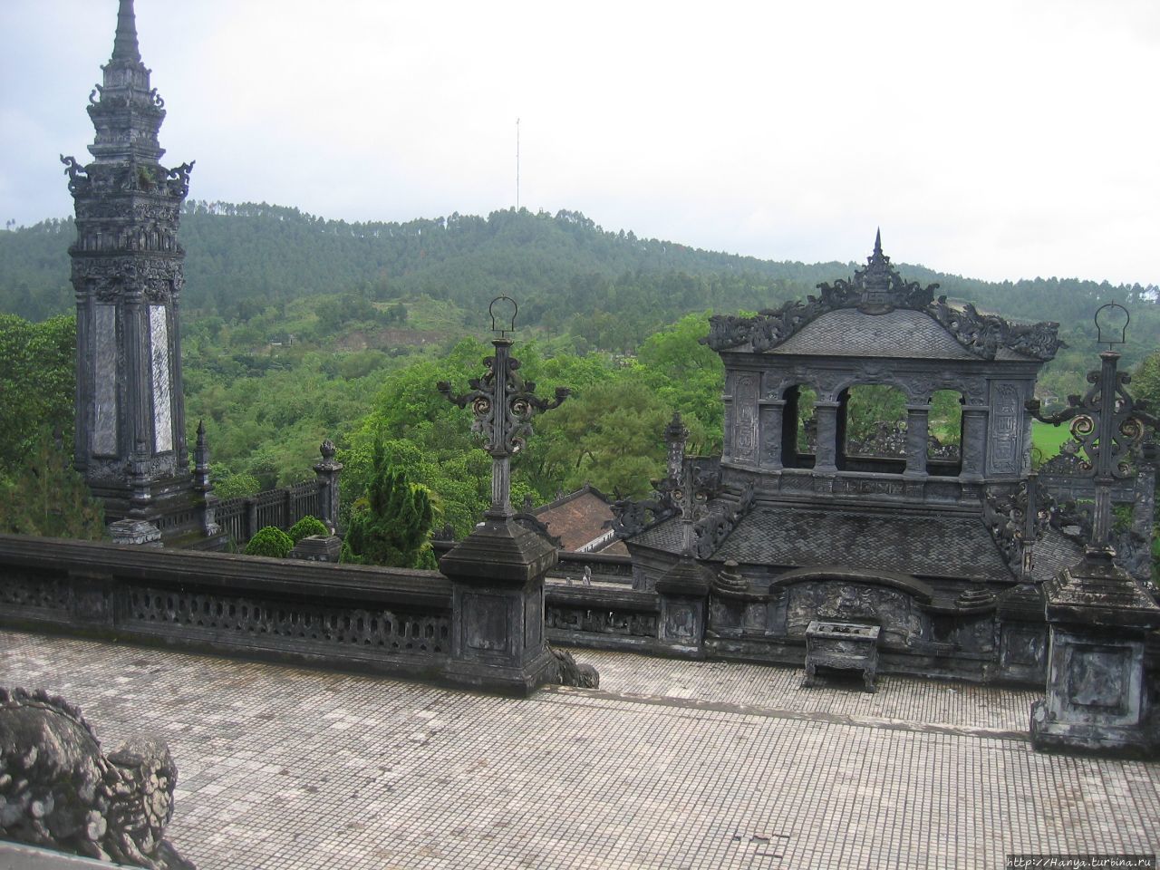 Хюэ. Хюэ. Гробница  императора Кхай Диня. Вид на горы Хюэ, Вьетнам