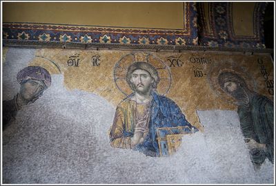 Христос Вседержитель и предстоящие ему в молитве Богоматерь и Иоанн Предтечи — деисус. Мозаика палеологовского времени.