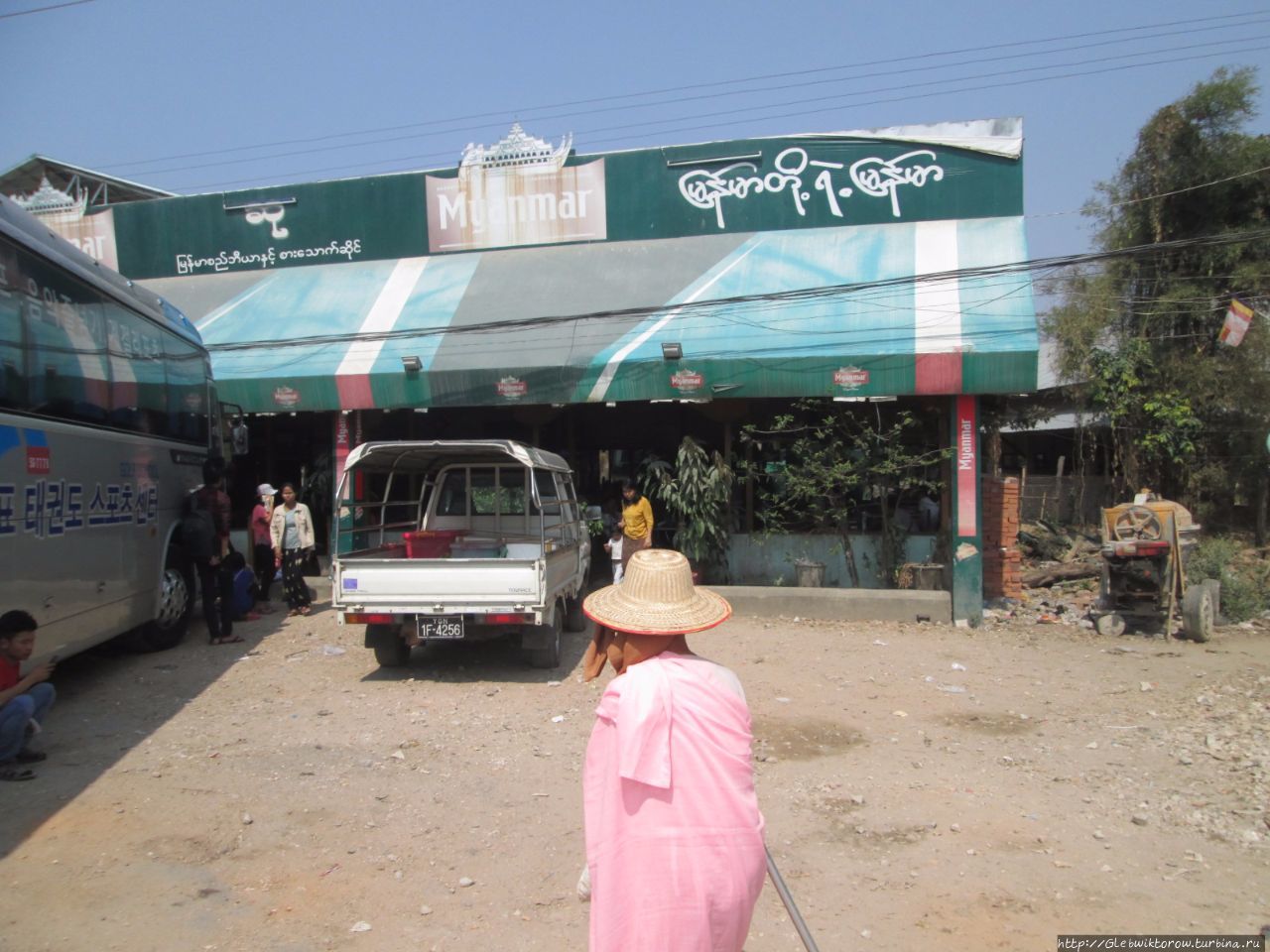 Остановка в придорожном кафе по пути в Патейн Патейн, Мьянма