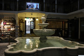 Вид на выход из зала с фонтаном во время отдыха после хамама.