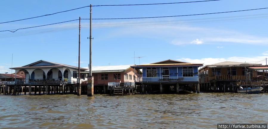 Жилые дома в водной деревне Кампунг-Айер