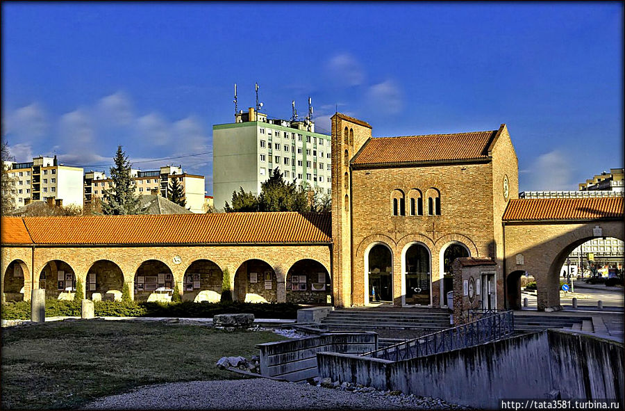 Сад руин, где можно увидеть археологические раскопки, расположен в восточной части старого города на площади Коронации.