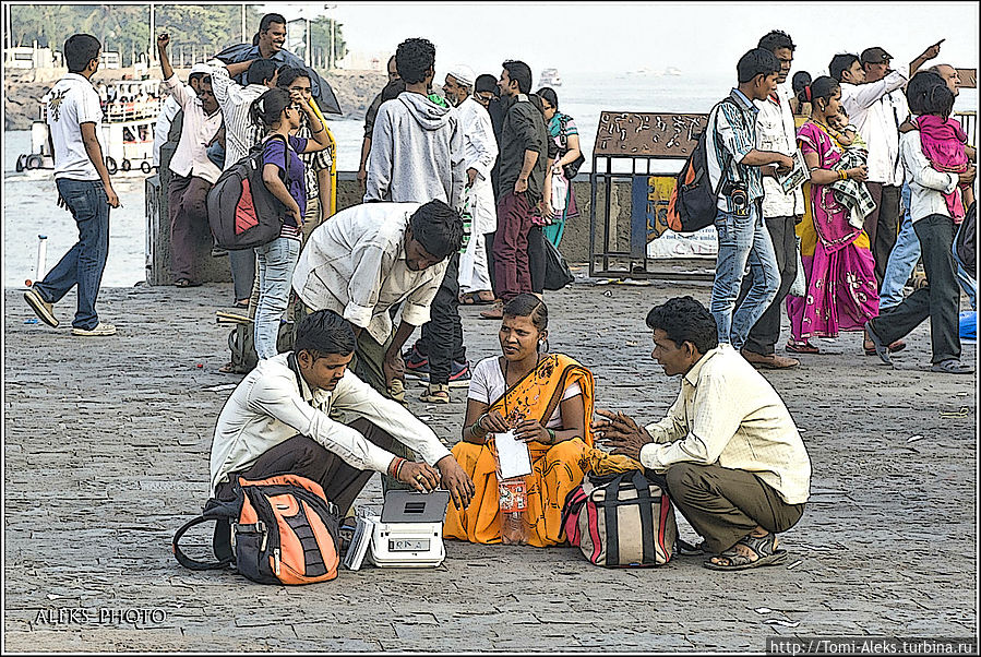 У отеля на площади все время кипит жизнь. Индийцы очень любят здесь фотографироваться, а бойкие молодые фотографы — пользуются этим, здесь же на принтере лихо распечатывают фотографии...
* Мумбаи, Индия