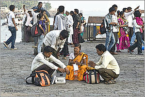 У отеля на площади все время кипит жизнь. Индийцы очень любят здесь фотографироваться, а бойкие молодые фотографы — пользуются этим, здесь же на принтере лихо распечатывают фотографии...
*