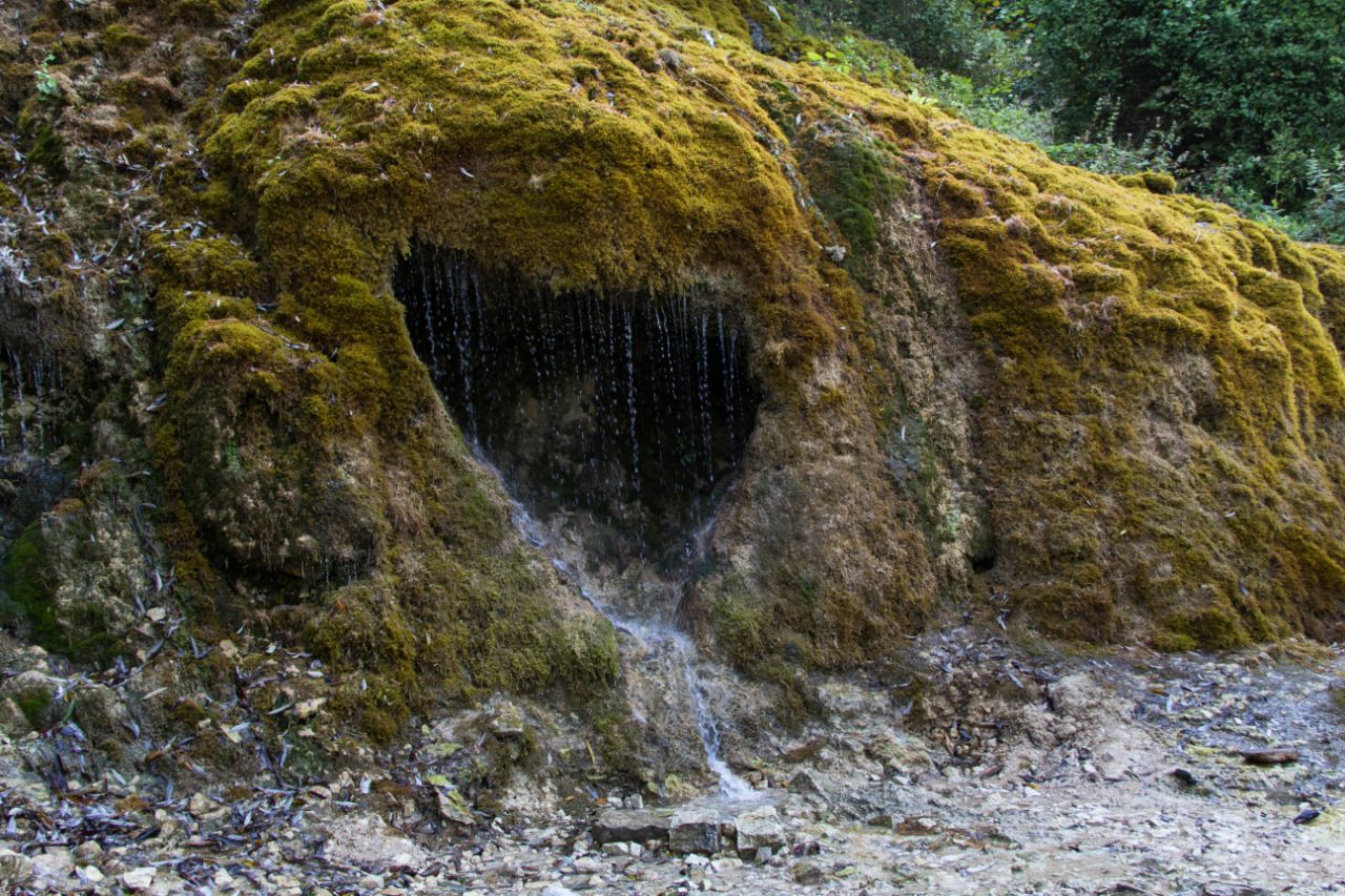 камень-сердце в Амбролаури Амбролаури, Грузия