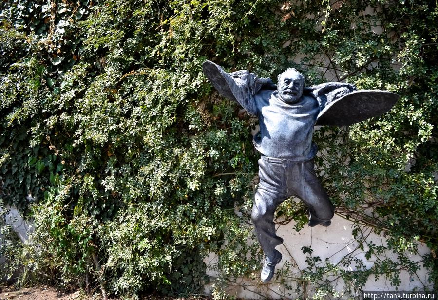 …город усыпан скульптурами и памятниками, что несомненно идет на пользу общему виду. Тбилиси, Грузия