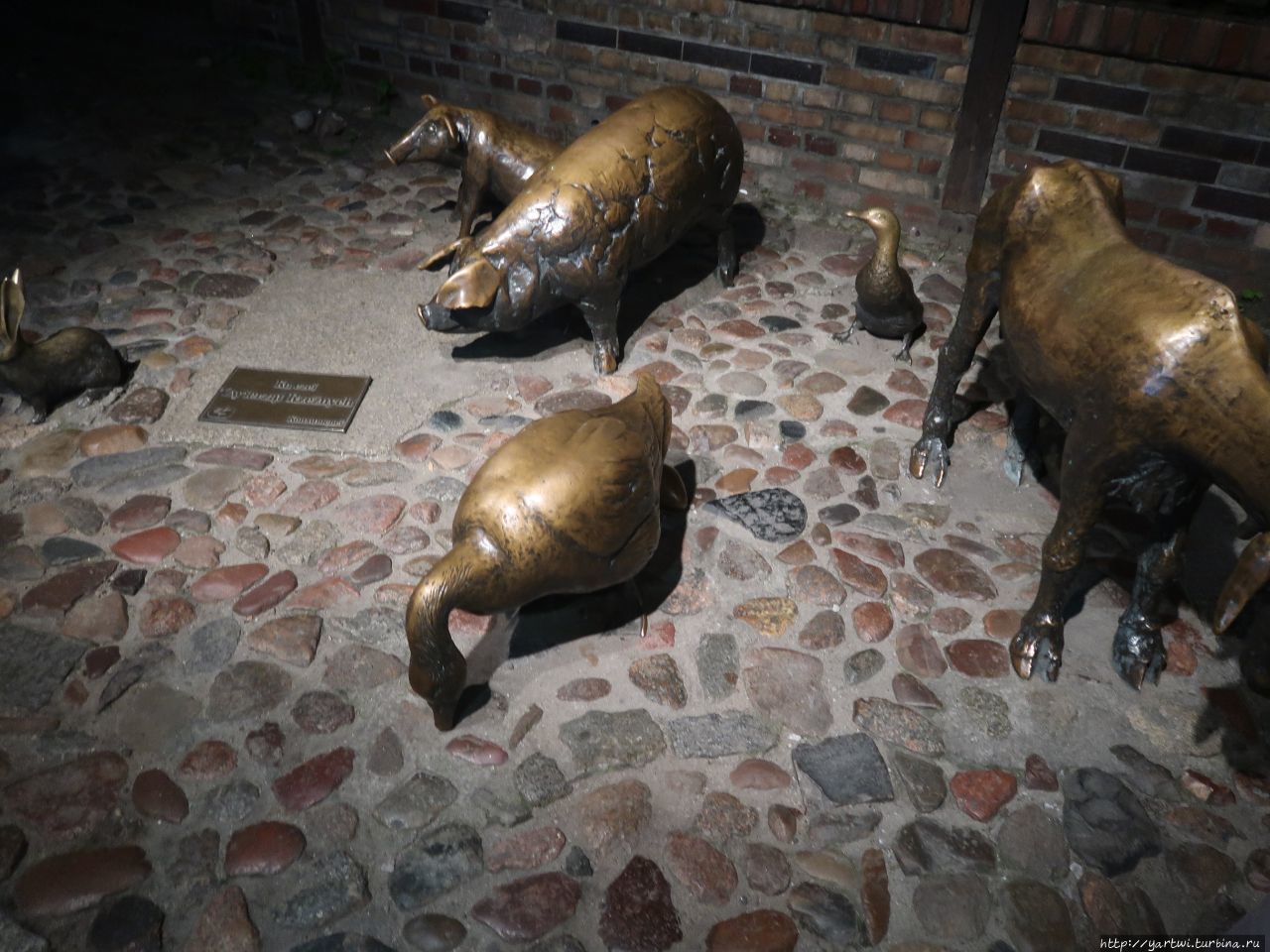 Группа скульптур животных на улице Старе Джатки во Вроцлаве (Pomnik „Ku czci Zwierząt Rzeźnych”). С 1242 года на этой улице были расположены мясные магазины. Вроцлав, Польша