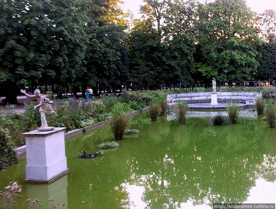 Пруд с образцами классической скульптуры примыкает к одному из зданий Лувра.