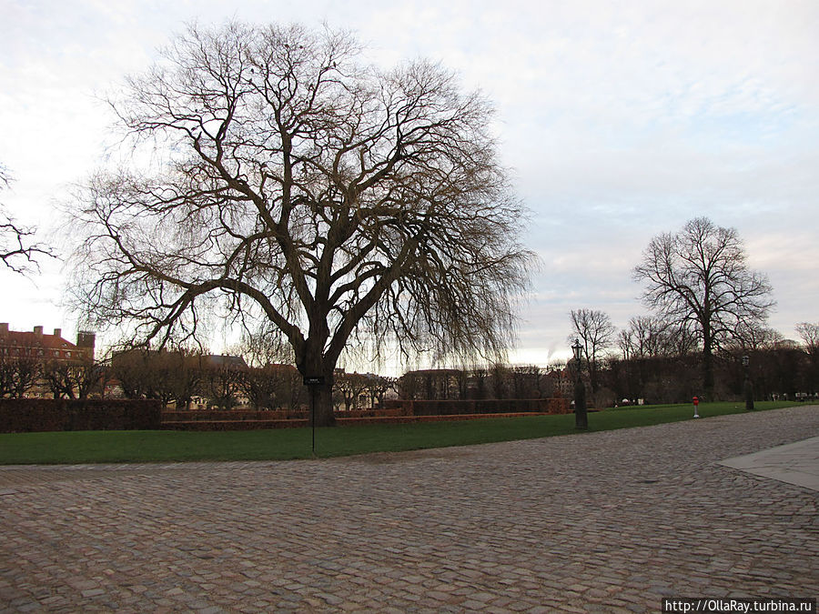 На плацу у замка