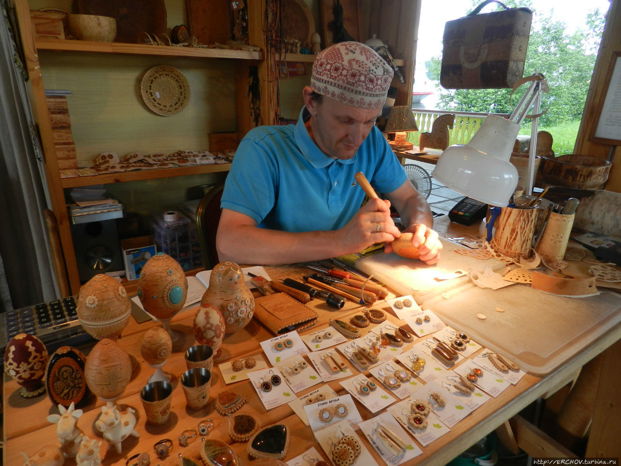 Сувенирный рынок деревни Верхние Мандроги / Souvenir market in Verkhniye Mandrogi