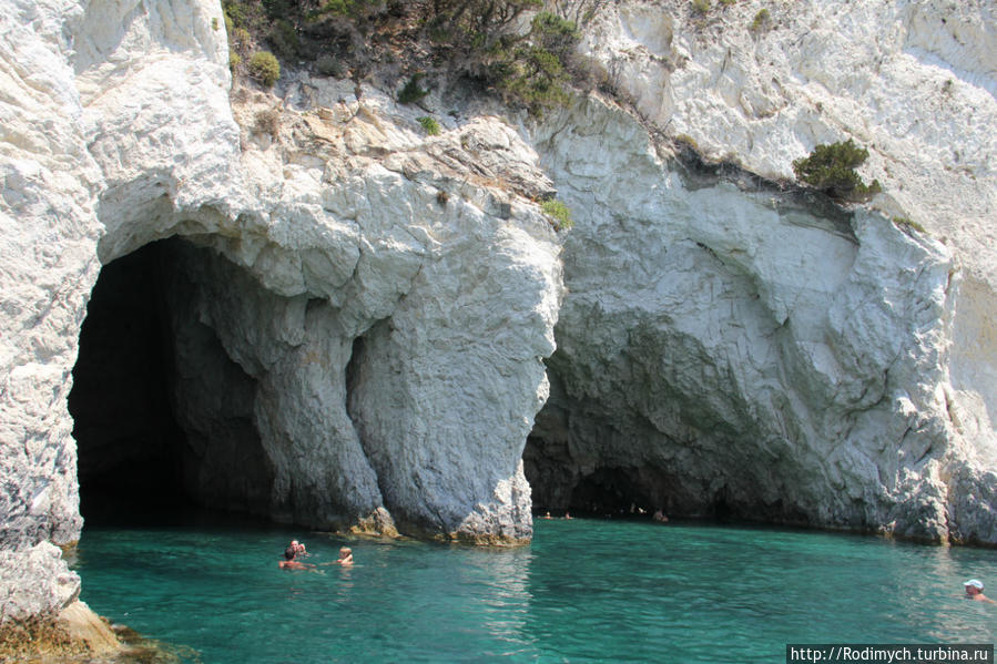 Пещерка на другой стороне Маратониси, где тоже загорают и купаются Остров Закинф, Греция