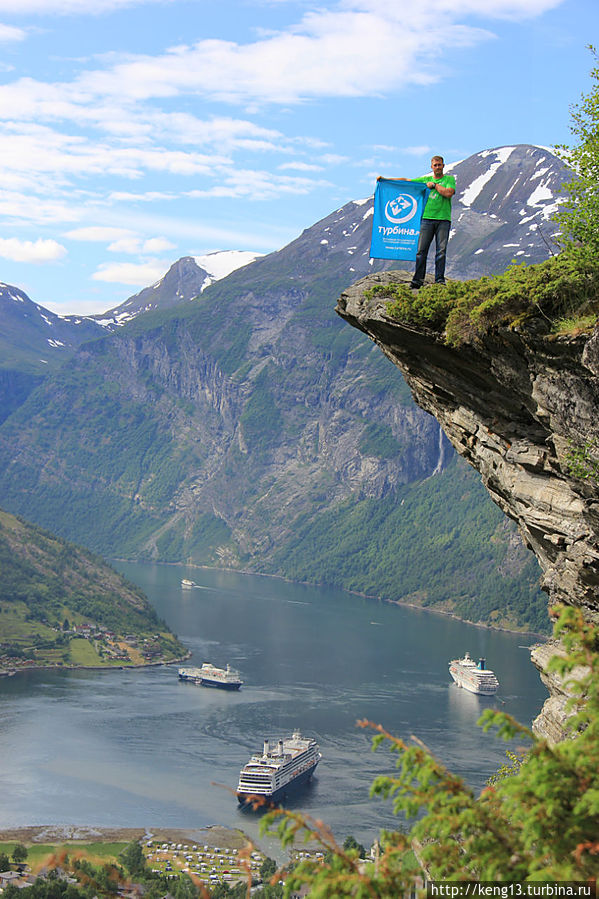 Зависнуть над пропастью, смотровая площадка Флюдалсьюве Гейрангер - Гейрангерфьорд, Норвегия