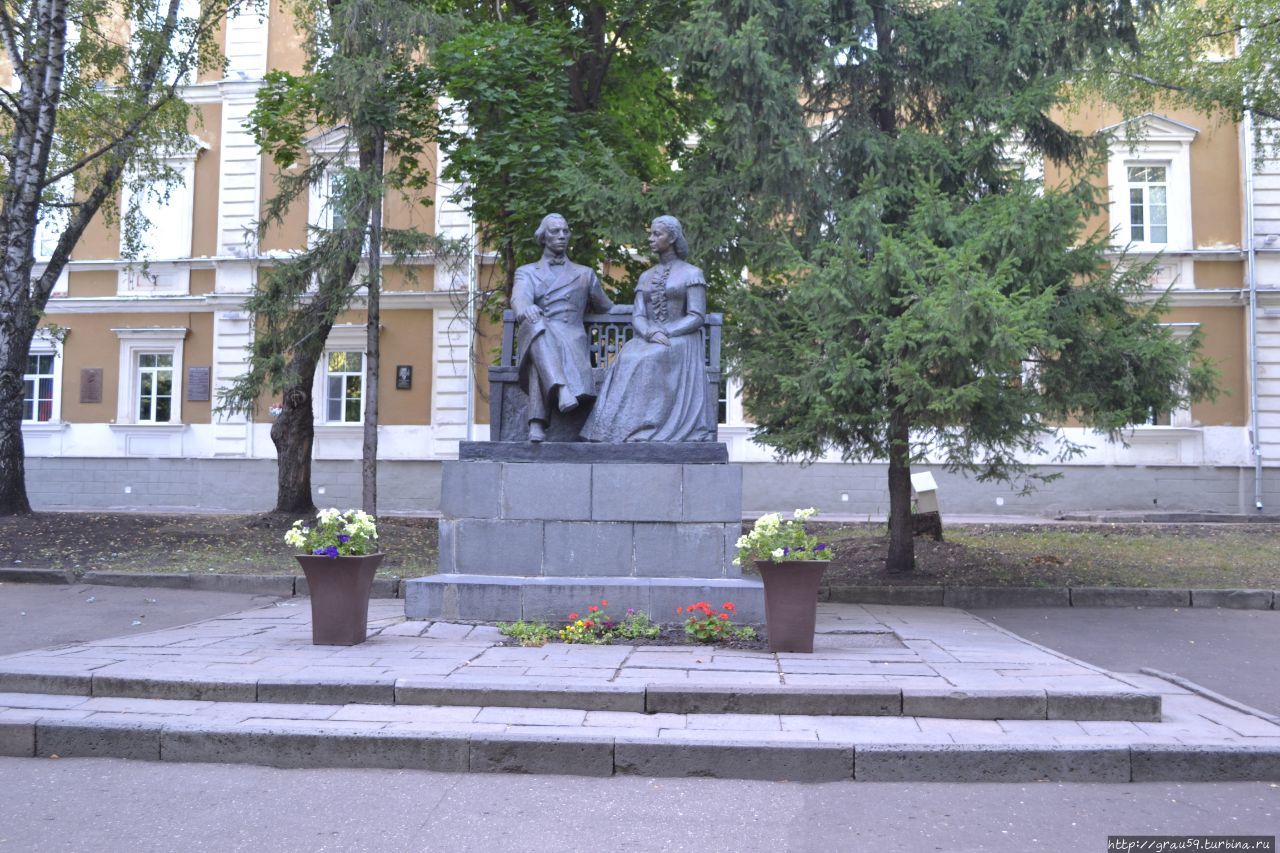 Памятник И.Н. и М.А. Ульяновым / The Monument To I. N. and M. A. Ulyanov