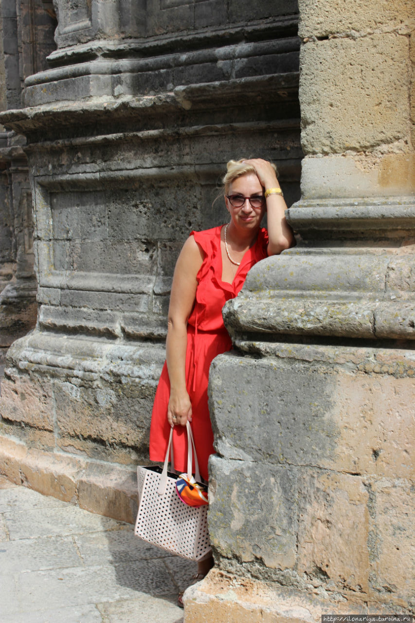 Красное платье всегда выигрышно смотрится на фото.