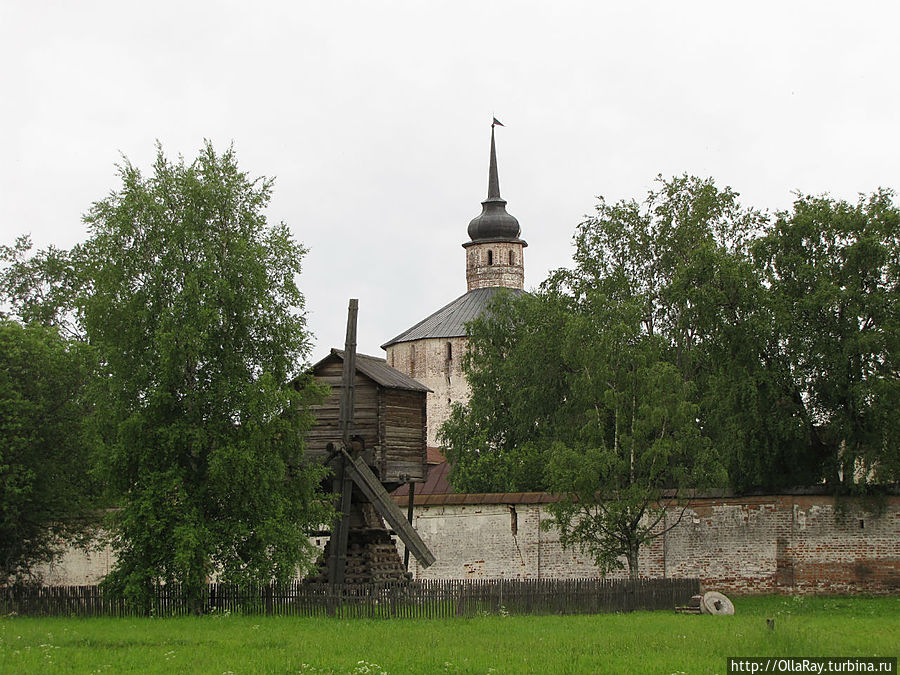 Деревянная мельница (19 в) и Кузнечная башня. Кириллов, Россия