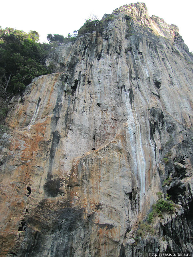 величественные скалы в некоторых даже есть что то типа пещер, дырка посередине скалы как от ракеты) Пхукет, Таиланд