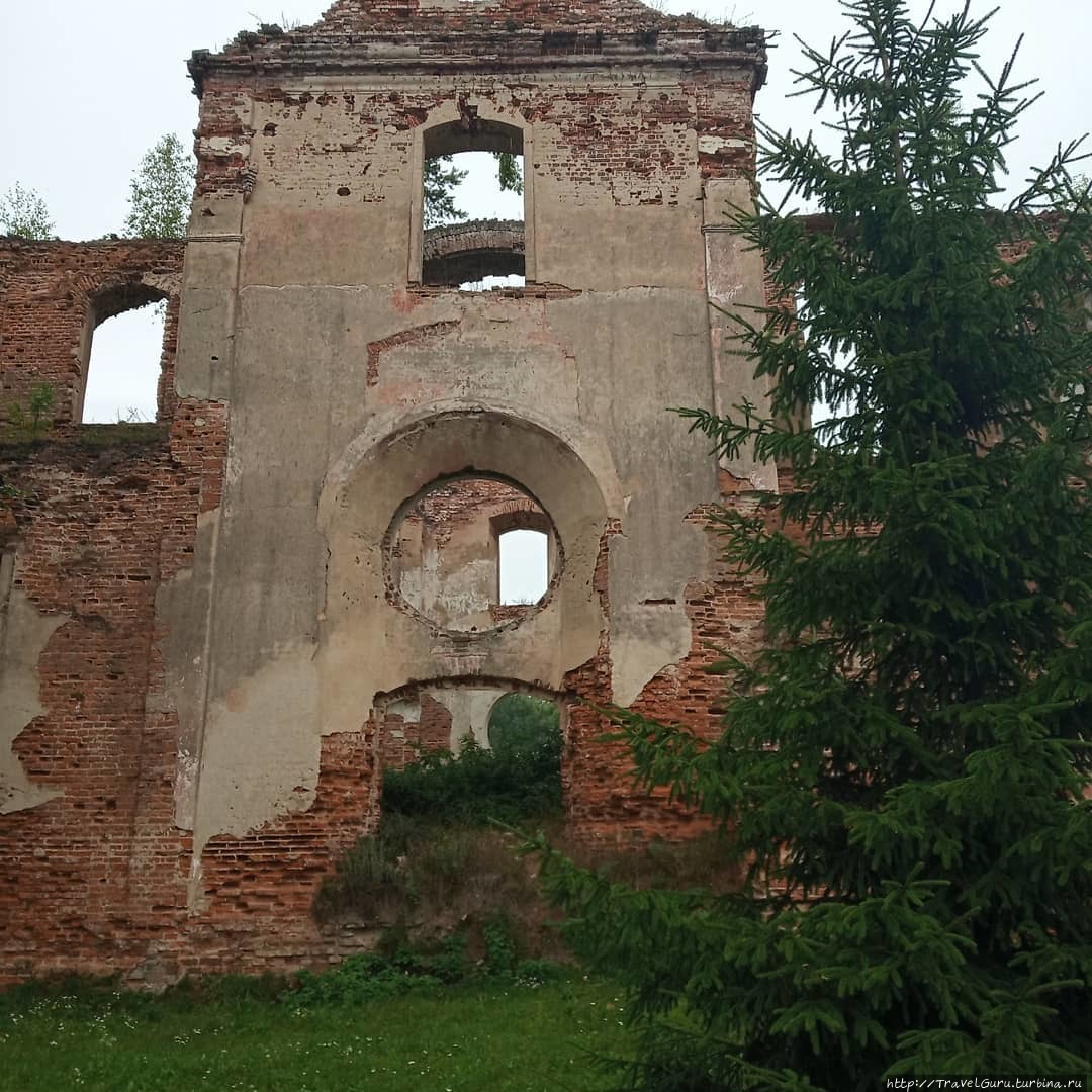 Руины на территории Свято-Успенского монастыря Мстиславль, Беларусь