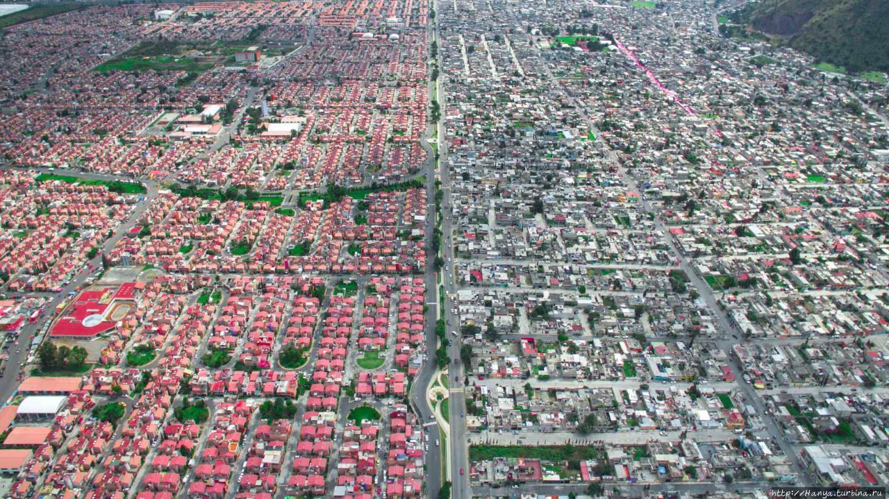 Размеры и масштабы жилищного строительства в Мехико столь же поразительны, как и неравенство в богатстве между двумя сторонами. Из интернета Мехико, Мексика