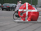 В 2011 году по всему городу была выставка в защиту слонов.Вот,этот слон понравился мне больше всего.
Датский флаг-самый древний флаг в мире так как и самая древняя монархия.
Помашем ручкой и побежим на поезд.
Прощай,Копенгаген,но я вернусь!