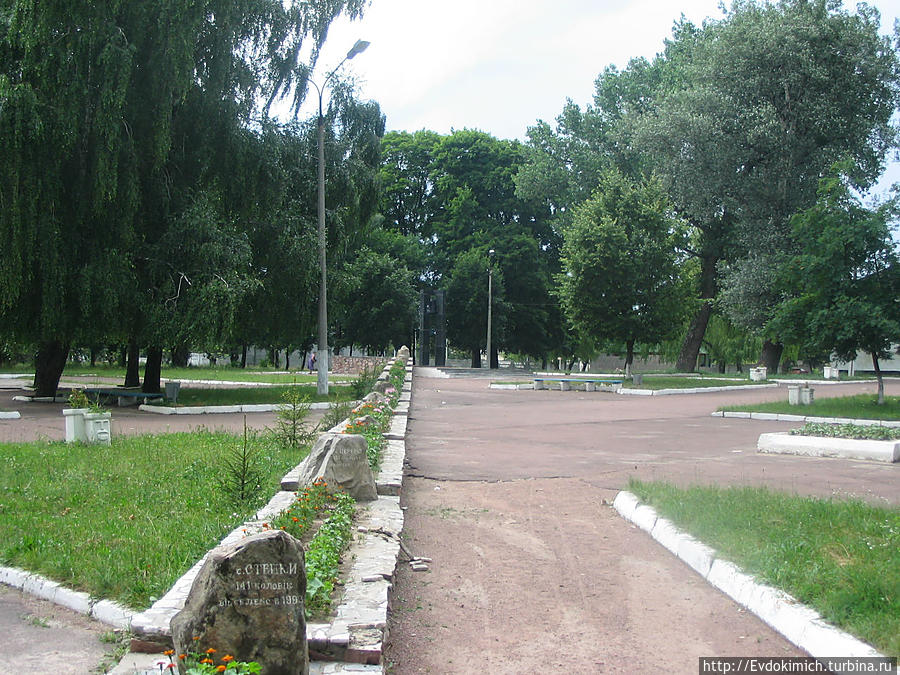 Памятник жертвам аварии на Чернобыльской АЭС. Слева на фото видны камни с названием сел,деревень и количество жителей  выселенных из зоны.