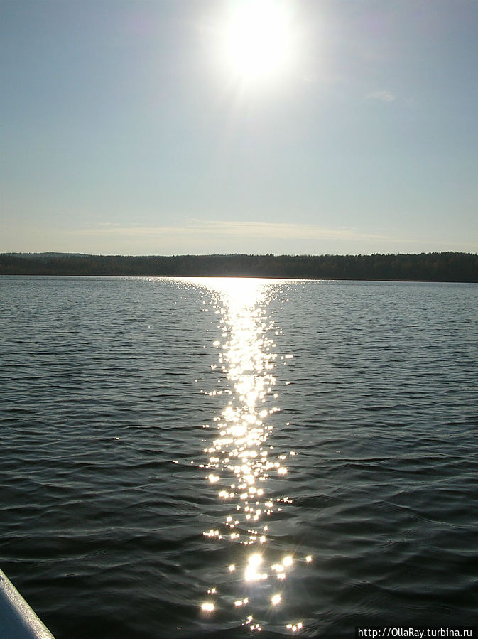 Солнечная дорожка к лодке Кончезеро, Россия
