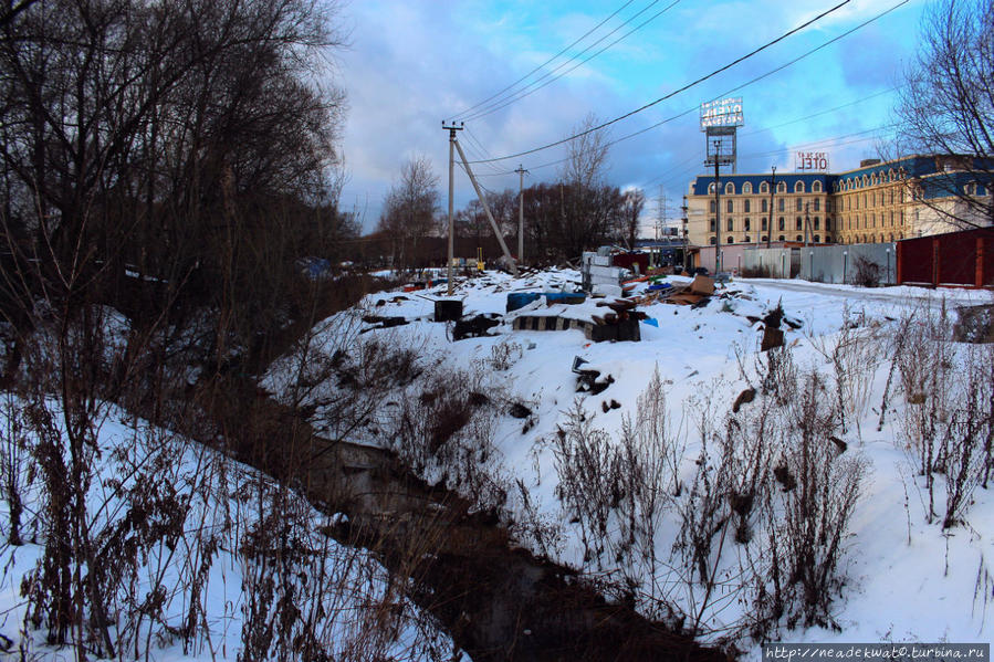 Отель и мусор на берегу реки Сетунь Москва и Московская область, Россия