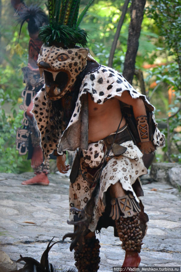 Вождь племени майя в маске ягуара во время обряда поклонения Богу Кукурузы Штат Кинтана-Роо, Мексика