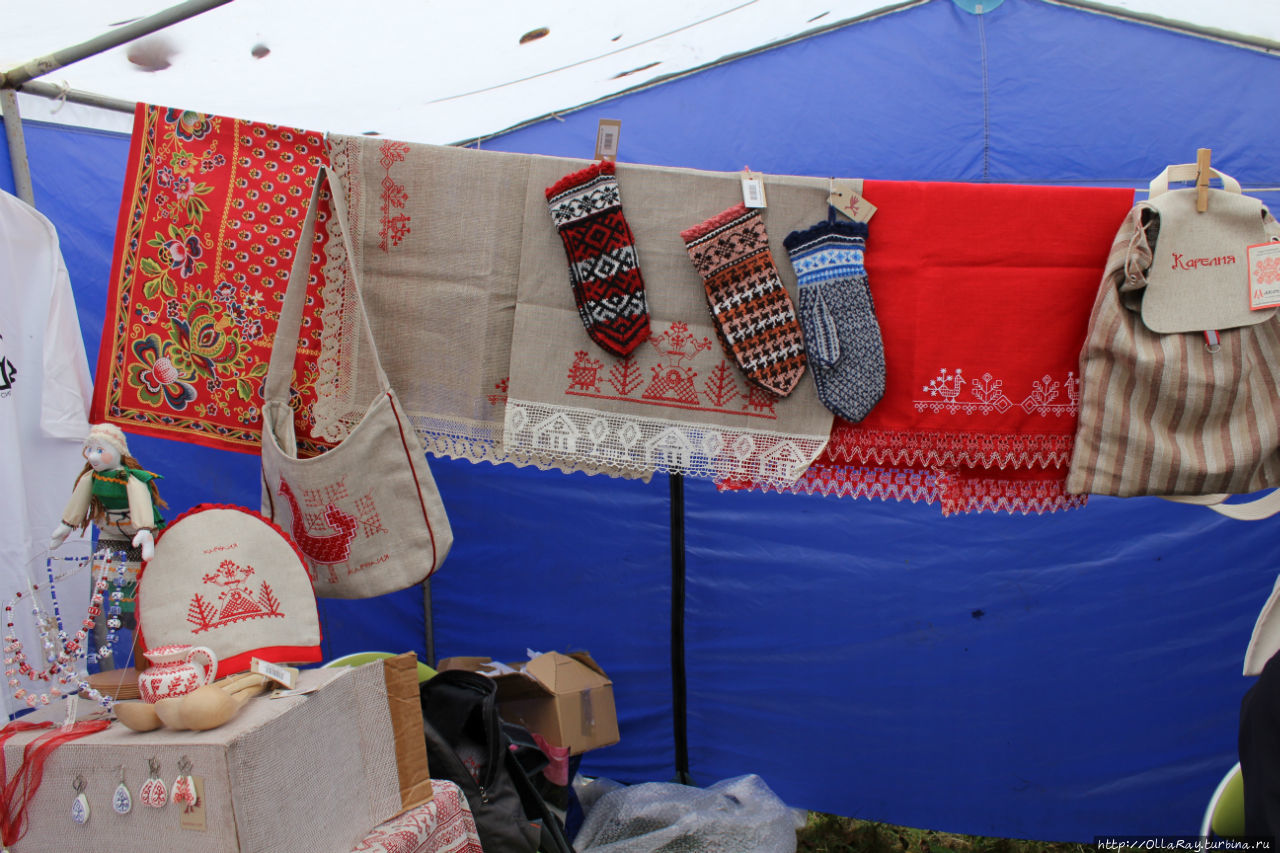 Конечно, были и вещи с традиционной карельской вышивкой красной нитью по серому льну. Петрозаводск, Россия
