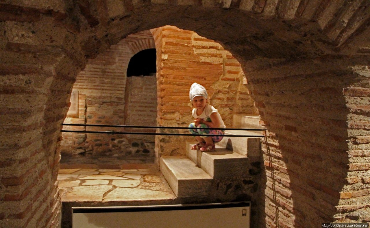 Археологический музей в крипте Базилики Димитрия Салунского