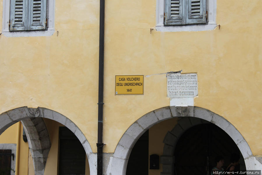 Площадь Кавур, обрамленная дворцами и собором Горициа, Италия