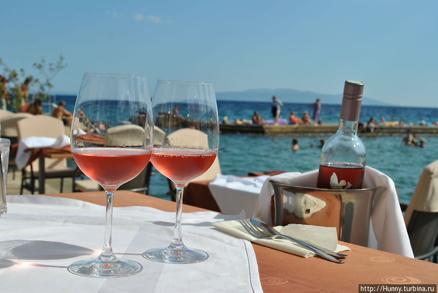 Вкусное розовое вино Опатия, Хорватия
